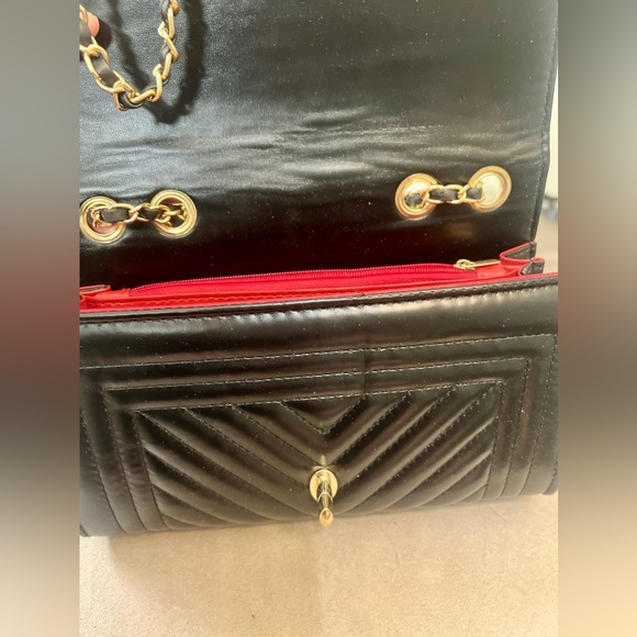 Quilted Cross Body/ Clutch Chain Bag - Black / Interior is Red & Chain is Gold - Picture 2 of 6